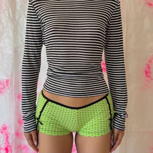 BLACK AND WHITE STRIPPED TOP